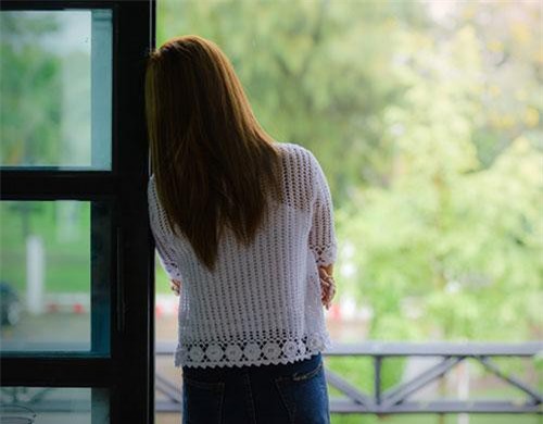 Thấy những vết bầm tím trên da thịt chị gái, tôi tức tối tìm anh rể hỏi cho ra lẽ, nhưng anh vò đầu kể một chuyện khiến tôi loạng choạng ra về