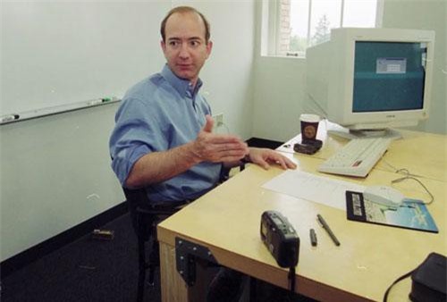 Tỷ phú hàng đầu thế giới làm việc trên chiếc bàn thế nào?