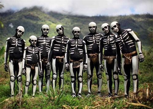 Những bộ lạc với phong tục độc đáo sống tách biệt với thế giới