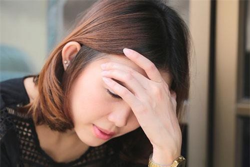 Thấy người phụ nữ giãy đành đạch trên đường, bạn trai tôi lặng lẽ nói một câu khiến người đó đứng vội lên, còn tôi thì hết hồn khi nhìn rõ khuôn mặt ấy