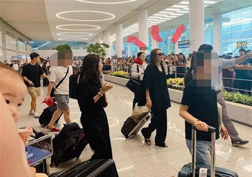 Chiều con như Angelina Jolie, sang tận Hàn Quốc để đưa con trai cả Maddox đi nhập học