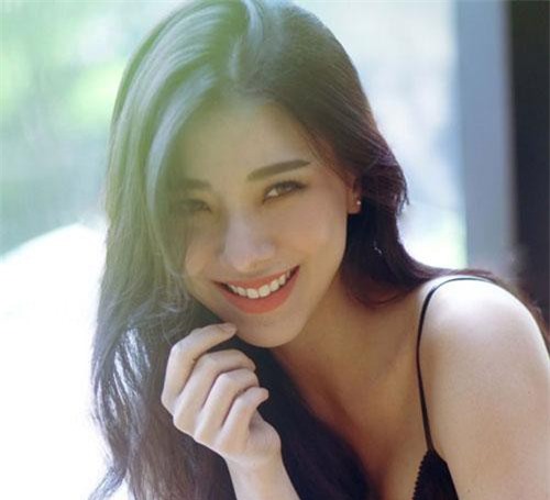 Ngắm bộ sưu tập xế “khủng” cùng nhan sắc mỹ miều của hot girl “diện” mỗi ngày một siêu xe 