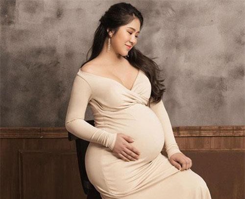 Cận kề ngày sinh nở, Lê Phương vẫn giữ được nét rạng ngời, tiết lộ đã cán mốc 80kg