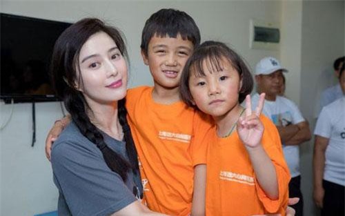 Phạm Băng Băng giản dị đi làm từ thiện, nỗ lực làm việc trả nợ