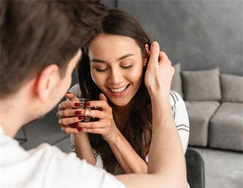 Bắt gặp người yêu với giám đốc già của tôi đi vào khách sạn, tôi chia tay ngay lập tức để rồi 3 năm sau gặp lại trong đau đớn