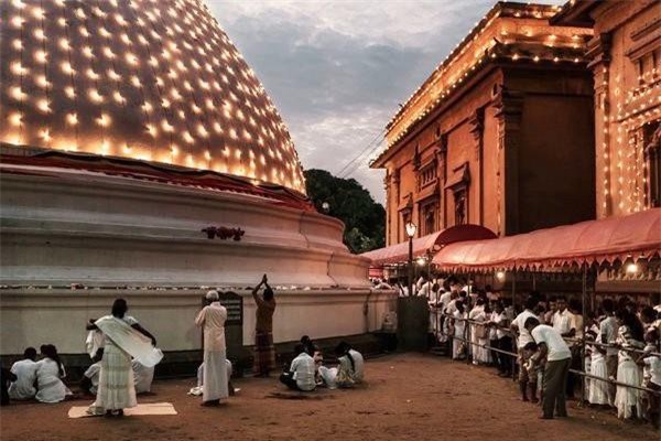 TRẮC NGHIỆM: Quốc gia nào cấm bán thịt vào rượu trong ngày Phật đản?