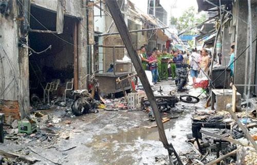 TP.HCM: Nổ bình gas trong chợ tự phát, 6 ki-ốt hư hỏng, 4 xe máy cháy trơ khung