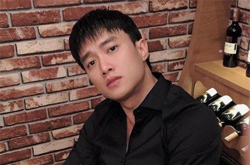 Nổi tiếng thân thiện nhưng cũng có ngày Quốc Trường gay gắt đáp trả chỉ vì bị nghi sửa mũi