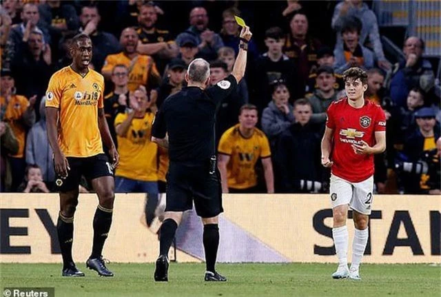 Những khoảnh khắc thất vọng của Man Utd trên sân Wolves - 10