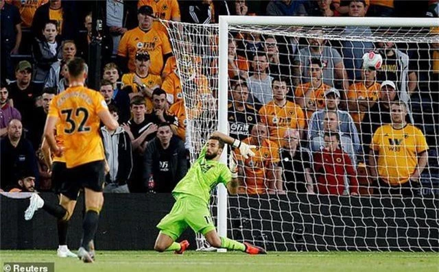 Những khoảnh khắc thất vọng của Man Utd trên sân Wolves - 12