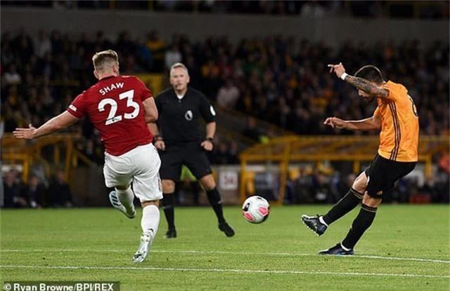 Những khoảnh khắc thất vọng của Man Utd trên sân Wolves - 15