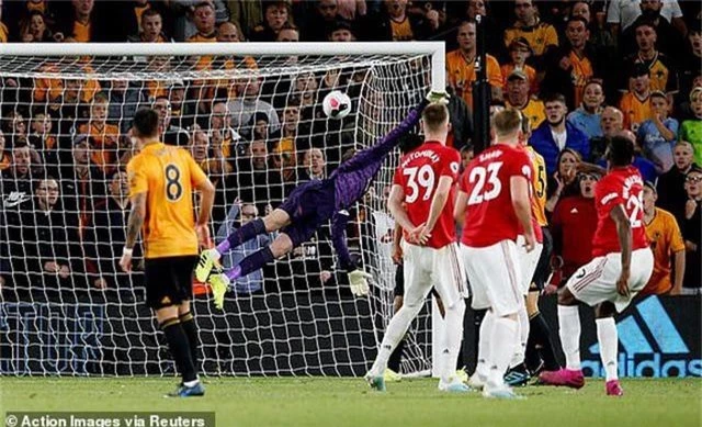Những khoảnh khắc thất vọng của Man Utd trên sân Wolves - 16