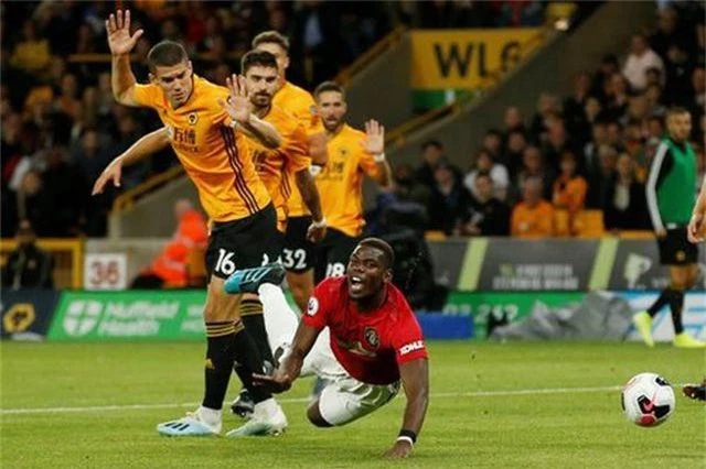 Những khoảnh khắc thất vọng của Man Utd trên sân Wolves - 18