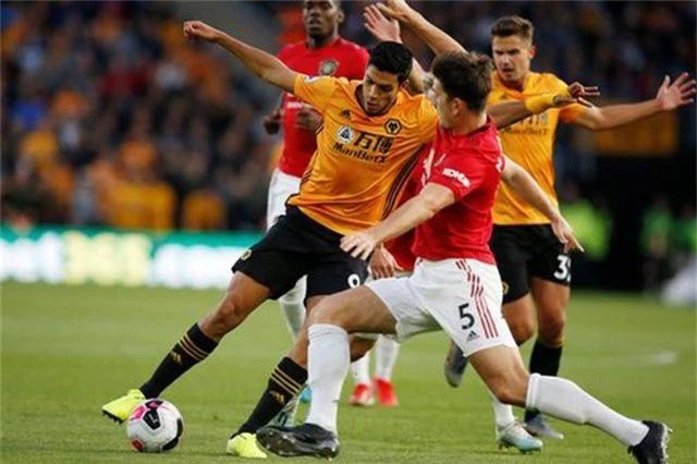 Những khoảnh khắc thất vọng của Man Utd trên sân Wolves - 8