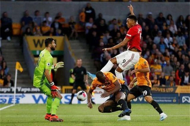 Những khoảnh khắc thất vọng của Man Utd trên sân Wolves - 9