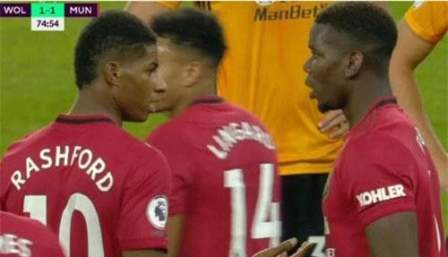 Rashford bảo vệ Pogba sau quả đá hỏng phạt đền (Nguồn: Ảnh chụp màn hình)