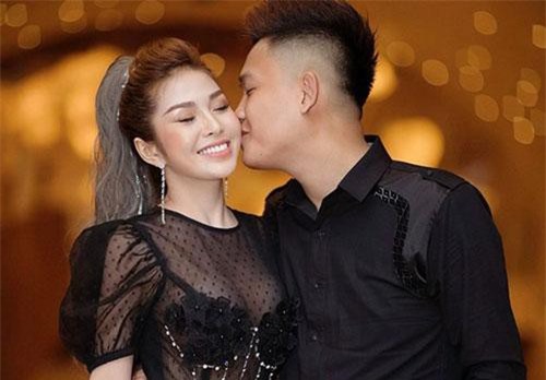 Ng&#x1B0;&#x1EDD;i t&#xEC;nh m&#xE0;n &#x1EA3;nh L&#x1EC7; R&#x1A1;i ngo&#xE0;i &#x111;&#x1EDD;i s&#x1ED1;ng sang ch&#x1EA3;nh, c&#xF3; b&#x1EA1;n trai &#x111;&#x1EB9;p nh&#x1B0; t&#xE0;i t&#x1EED;