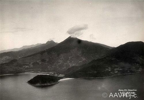 Toàn cảnh khu vực đèo Hải Vân - núi Bạch Mã nhìn từ máy bay, năm 1932. Ảnh tư liệu.