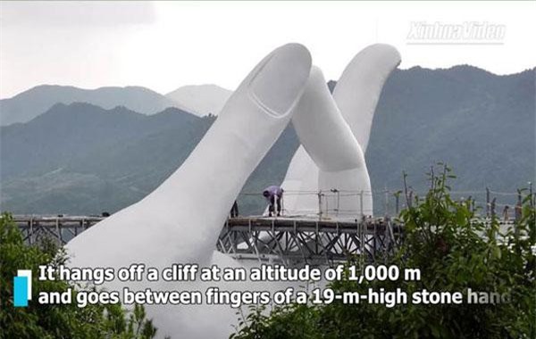Cầu bàn tay khổng lồ vừa khai trương ở Trung Quốc khiến nhiều người liên tưởng tới Cầu Vàng ở Đà Nẵng, Việt Nam