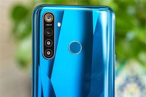 Smartphone chống nước, pin ‘trâu’, 4 camera sau, chip Snapdragon 712, RAM 8 GB, giá gần 6 triệu