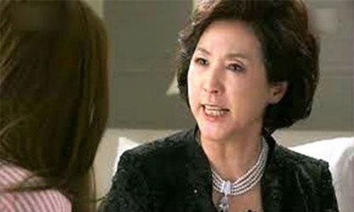 Khiếp đảm khi sống cùng mẹ chồng có sở thích ghen hộ con trai