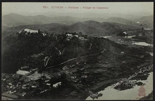 Bản làng và doanh trại quân đội ở Na Sầm, Lạng Sơn, miền núi phía Bắc đầu thế kỷ 20. Ảnh: Rmn.fr.