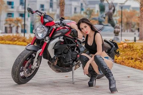 Người mẫu Kim Anh bên mô tô Dragster 800 RR.