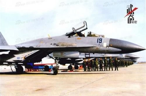  Ngày 14/6/1990, hợp đồng xuất khẩu Su-27 đầu tiên của dòng máy bay này được ký kết giữa Trung Quốc với Liên Xô. Tổng cộng Trung Quốc đặt mua 20 chiếc Su-27SK một chỗ ngồi và 4 Su-27UBK hai chỗ ngồi dùng cho huấn luyện. Nguồn ảnh: bmpd