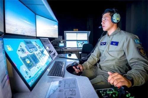Trang mạng Informburo.kz vừa đăng tải bộ ảnh tuyệt đẹp ghi lại hình ảnh quý giá bên trong trung tâm huấn luyện mô phỏng phục vụ việc đào tạo phi công lái tiêm kích đa năng Su-30SM của Kazakhastan. Trung tâm này được lắp đặt và quản lý bởi căn cứ huấn luyện không quân 604 ở Taldy, Kazakhstan. Ảnh: Informburo Trang mạng Informburo.kz vừa đăng tải bộ ảnh tuyệt đẹp ghi lại hình ảnh quý giá bên trong trung tâm huấn luyện mô phỏng phục vụ việc đào tạo phi công lái tiêm kích đa năng Su-30SM của Kazakhastan. Trung tâm này được lắp đặt và quản lý bởi căn cứ huấn luyện không quân 604 ở Taldy, Kazakhstan. Ảnh: Informburo