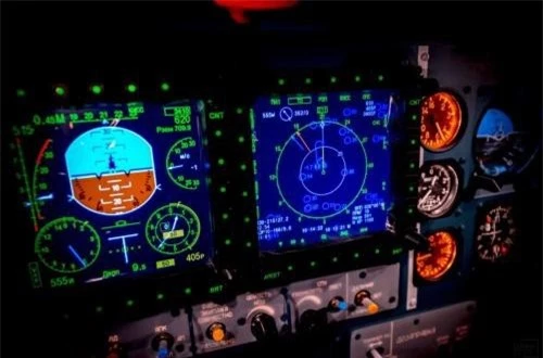 Su-30SM trang bị 3 màn hình LCD hiện sóng radar, tham số kỹ thuật bay, bên cạnh đó vẫn còn tồn tại một số đồng hồ cơ học. Khác với phương Tây, họ gần như bỏ sạch đồng hồ cơ mà thay bằng các màn hình LCD màu “toàn tập”. Ảnh: Informburo