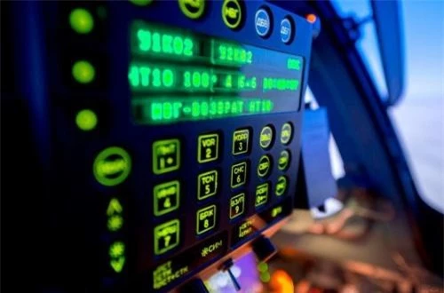 Đại diện của Không quân Kazakhstan cho hay, với hệ thống mô phỏng, ngoài việc lái máy bay, phi công còn có thể được giả lập sử dụng vũ khí phức tạp, xử lý sự cố. Đây là những thứ mà nếu sử dụng máy bay thật thì rất khó để phi công học viên trải nghiệm nhiều do vấn đề tài chính. Ảnh: Informburo Đại diện của Không quân Kazakhstan cho hay, với hệ thống mô phỏng, ngoài việc lái máy bay, phi công còn có thể được giả lập sử dụng vũ khí phức tạp, xử lý sự cố. Đây là những thứ mà nếu sử dụng máy bay thật thì rất khó để phi công học viên trải nghiệm nhiều do vấn đề tài chính. Ảnh: Informburo