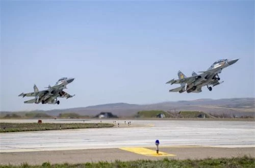 Kazakhstan hiện là quốc gia thứ 2 ngoài Nga sử dụng tiêm kích Su-30SM. Họ đặt mua 24 chiếc theo ba hợp đồng và hiện nhận được 12/24 chiếc. Ảnh: Informburo