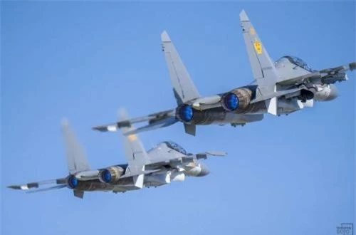 Vì Su-30SM là thế hệ máy bay mới và hiện đại hơn hẳn so với các dòng máy bay huấn luyện hiện có của Kazakhstan (Aero L-39), thế nên nước này đầu tư hàng chục triệu USD mua kèm thêm hệ thống huấn luyện mô phỏng. Ảnh: Informburo Vì Su-30SM là thế hệ máy bay mới và hiện đại hơn hẳn so với các dòng máy bay huấn luyện hiện có của Kazakhstan (Aero L-39), thế nên nước này đầu tư hàng chục triệu USD mua kèm thêm hệ thống huấn luyện mô phỏng. Ảnh: Informburo