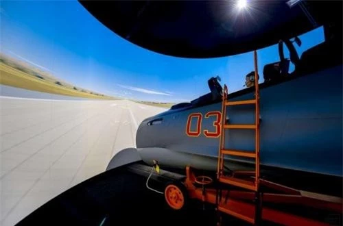 Cận cảnh buồng lái mô phỏng Su-30SM cùng màn hình hiển thị không gian như thật. Ảnh: Informburo