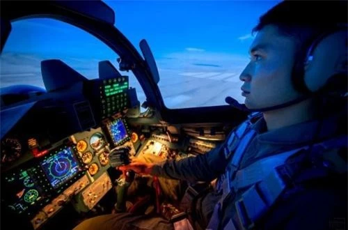 Theo đại diện của Không quân Kazakhstan, các thiết bị trong buồng lái mô phỏng giống hệt bên ngoài. Ảnh: Informburo