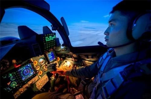 Theo đại diện của Không quân Kazakhstan, các thiết bị trong buồng lái mô phỏng giống hệt bên ngoài. Ảnh: Informburo Theo đại diện của Không quân Kazakhstan, các thiết bị trong buồng lái mô phỏng giống hệt bên ngoài. Ảnh: Informburo
