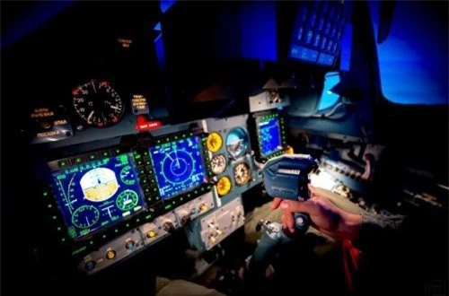 Từ bức ảnh này có thể thấy rõ là hệ thống điều khiển của Su-30SM không thua kém gì máy bay tiêm kích thế hệ 4-5 của phương Tây. Ảnh: Informburo Từ bức ảnh này có thể thấy rõ là hệ thống điều khiển của Su-30SM không thua kém gì máy bay tiêm kích thế hệ 4-5 của phương Tây. Ảnh: Informburo
