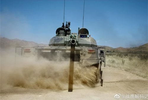 Mạng quân sự Trung Quốc mới đây đăng tải loạt hình ảnh thử nghiệm xe tăng hạng nhẹ thế hệ mới nhất mang tên Type 15 trên khu vực vùng cao. Tuy không công bố kết quả nhưng các hình ảnh cho thấy chiếc xe tăng hoạt động khá tốt, cơ động cao, hỏa lực mạnh. Nguồn ảnh: CCTV7