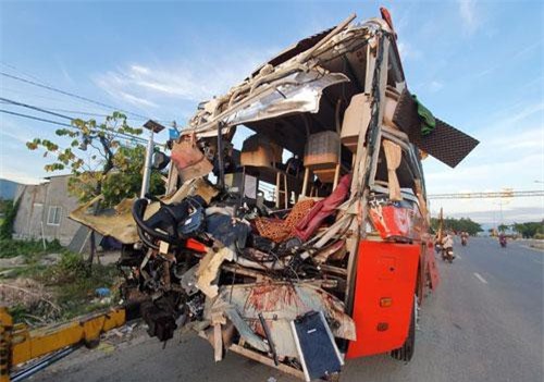 Khánh Hòa: Hai xe khách va chạm, 1 người chết, hàng chục người bị thương