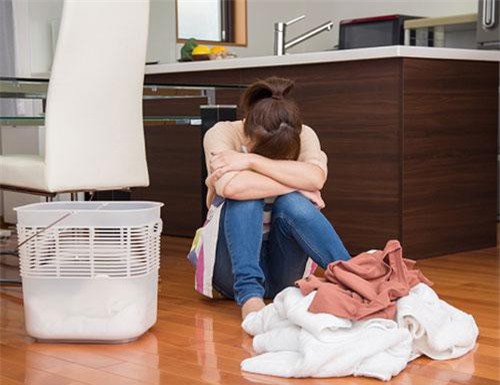 Sáng nào chồng cũng ra khỏi nhà lúc 5h để đi tập thể dục, đều đặn suốt 2 tháng, sự thật choáng váng chỉ bại lộ khi tôi vô tình nhìn thấy tấm lót giày của anh