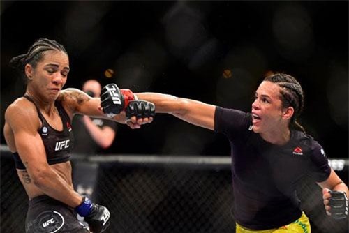 Chiêm ngưỡng cú overhand khiến nữ võ sĩ ‘mềm như bún’