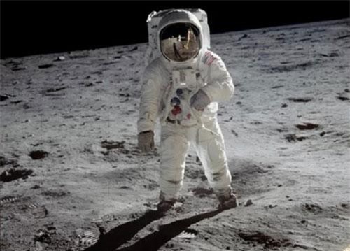 Lý do hình ảnh phi hành gia Mỹ đặt chân lên Mặt trăng không phải là giả