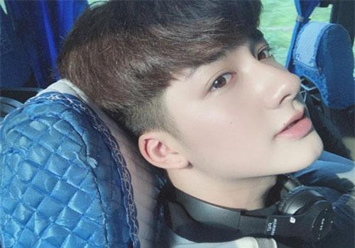 Nam sinh khiến nhiều cô gái 'đổ gục', khi mặc trang phục dân tộc càng nhìn càng mê