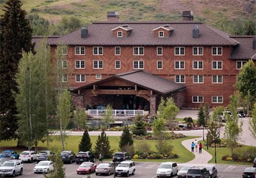 Bí ẩn trong trại hè dành riêng cho tỷ phú siêu giàu khổng lồ thế giới