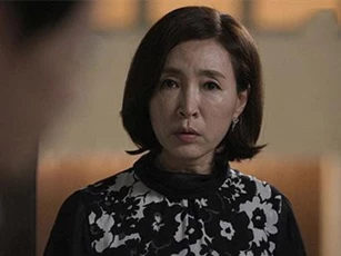 Con dâu xử lý khôn ngoan khi mẹ chồng lén đặt thiết bị theo dõi