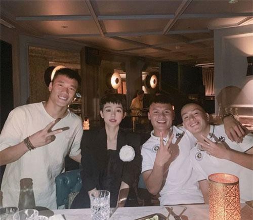 Lần đầu đứng chung khung hình cùng dàn tuyển thủ U23 Việt Nam, Hiền Hồ bẽn lẽn như fangirl chính hiệu!