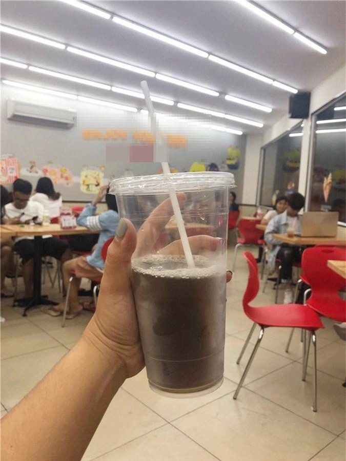 "Mua nước mà hết đá thì khách sẽ được cốc đầy hay vơi?" - câu hỏi gây tranh cãi từ vụ cửa hàng tiện lợi nổi tiếng Hà Nội bị tố bán cốc trà chanh chỉ có phân nửa