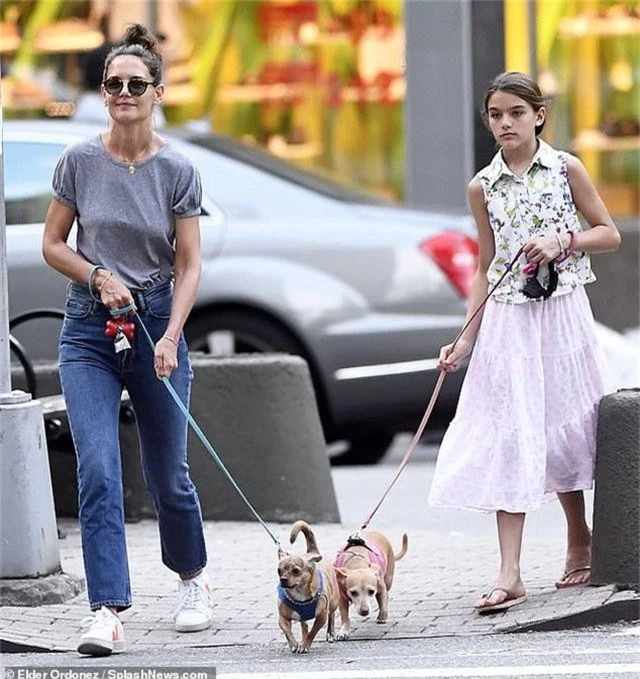 Katie Holmes vui vẻ ra phố sau khi chia tay bạn trai - 3