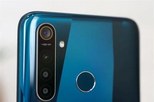 Realme 5 Pro sở hữu tới 4 camera sau. Trong đó, cảm biến chính 48 MP, khẩu độ f/1.8. Cảm biến thứ hai 8 MP, f/2.2 cho ống kính góc rộng 119 độ. Cảm biến macro 2 MP, f/2.4 giúp chụp ảnh cự ly gần. Cảm biến cuối cùng 2 MP, f/2.4 giúp chụp ảnh xóa phông. Bộ tứ này được trang bị đèn flash LED, quay video 4K. 