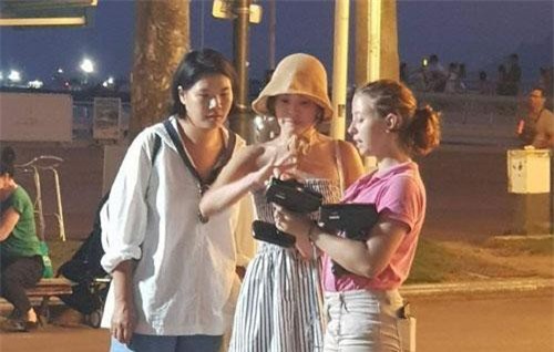 Hậu ly hôn, Song Joong Ki "trốn mất tăm" còn Song Hye Kyo lại ngày càng sexy không ngại khoe da thịt đi chơi muôn nơi